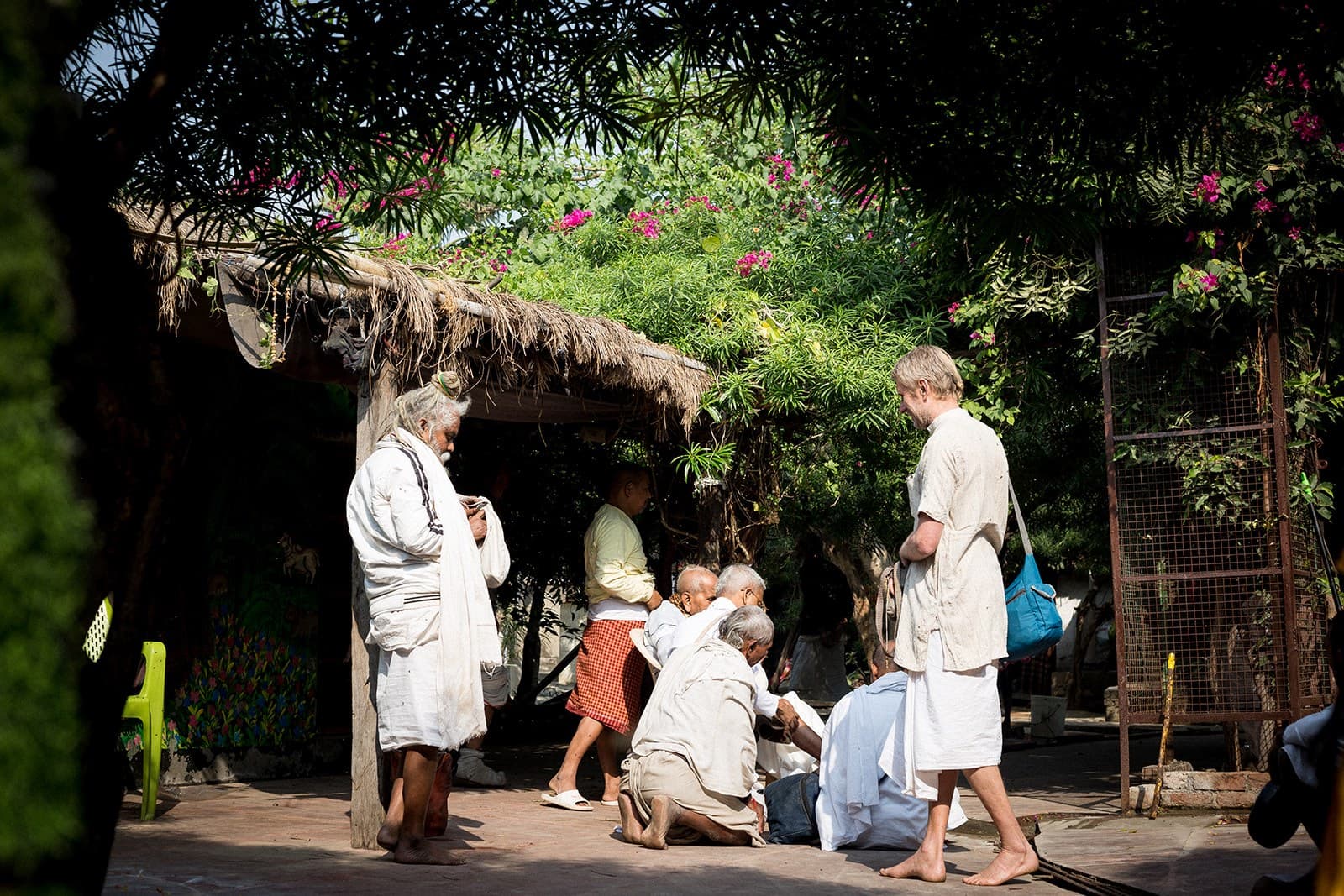 Grupo de devotos reunidos en el jardín del ashram