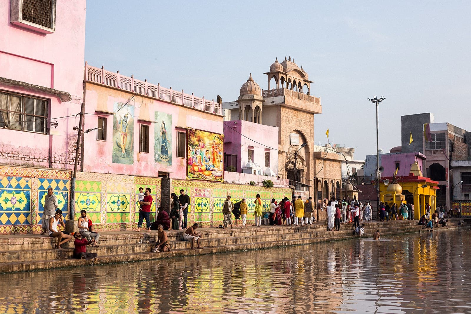 Ghats de Radha Kund con templos y edificios de colores