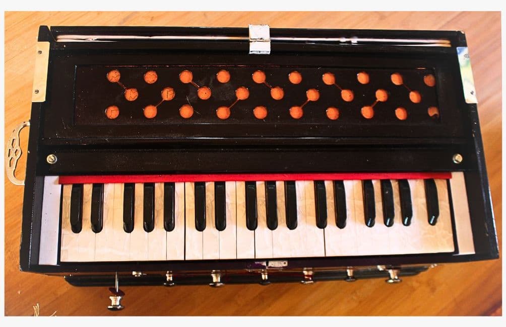 Harmonium profesional de madera original de la India – 54 × 27 cm
