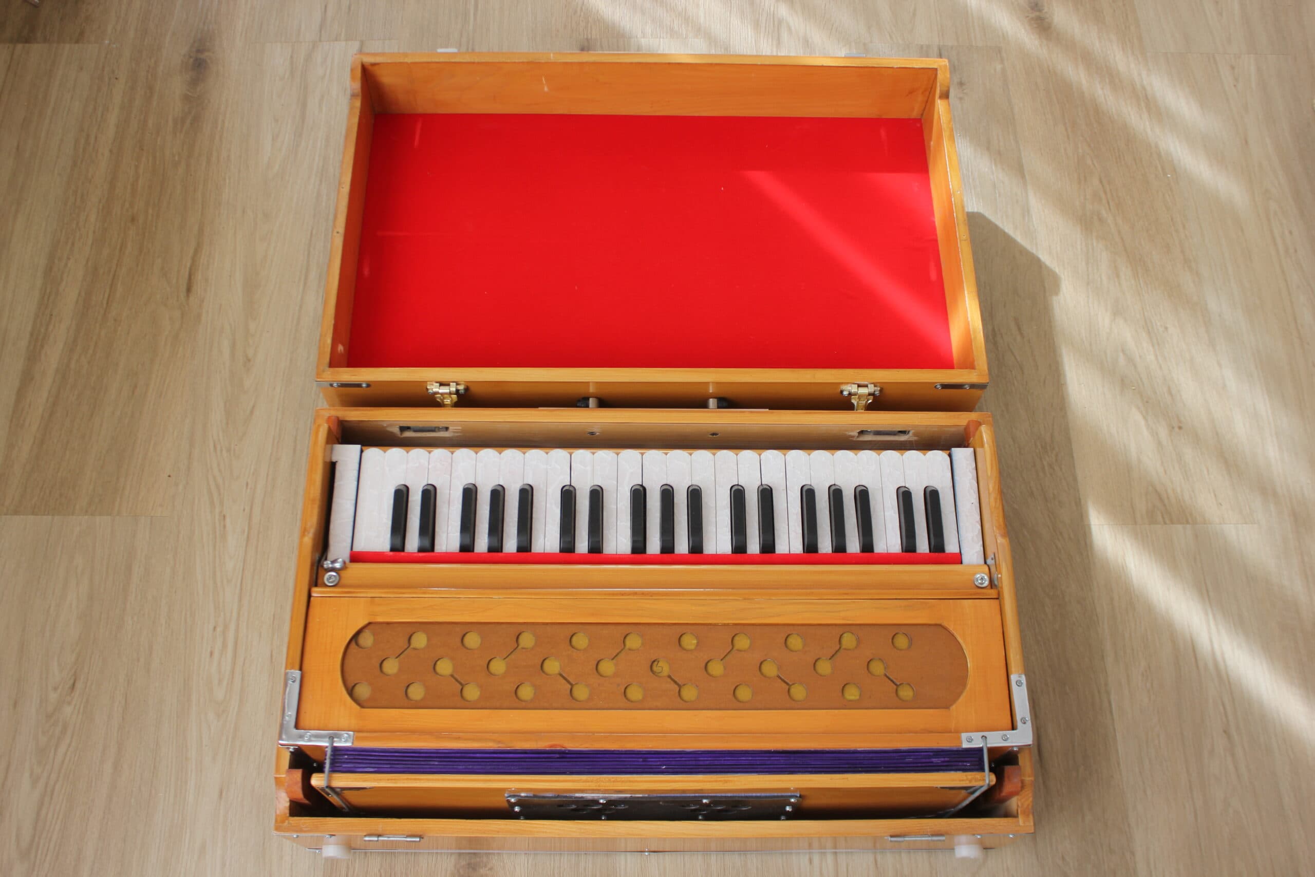 Harmonium profesional de madera – 58 × 30 cm (India)